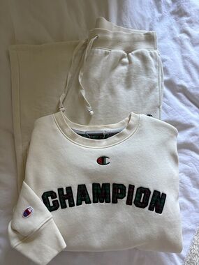 Champion Cream Crewneck Sweatshirt and Joggers Set- Size Medium